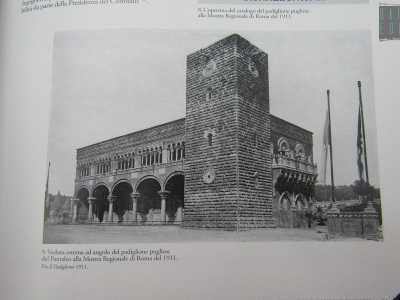 I calchi all�epoca furono disposti in un padiglione dalle fattezze di un castello-cattedrale: si articolava su due livelli e aveva persino una torre laterale a sinistra della facciata. La costruzione alla fine della mostra fu smantellata e le sculture in gesso rientrarono a Bari 